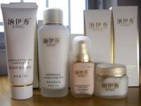 上海市悅美紅妝化妝品低價(jià)批發(fā)信息\n\n本文簡要介紹上海悅美紅妝公司提供的低價(jià)批發(fā)化妝品業(yè)務(wù)，該企業(yè)為精細(xì)化學(xué)品行業(yè)中的知名商家，其產(chǎn)品已在世界工廠網(wǎng)中國產(chǎn)品信息庫展示。此次主要目錄 積極擴(kuò)張 各大類型單價(jià)優(yōu)勢明顯；護(hù)膚套件和彩妝組裝靈活選擇多樣性保障售賣促銷適應(yīng)力；實(shí)時(shí)數(shù)據(jù)管理，物美價(jià)平價(jià)獲取必備；并展示部分性價(jià)比極高單品 植物草本保濕清新醒膚面膜和香水系列，更有復(fù)購原高層獲得豐厚好處送?！傲看蟾鼉?yōu)惠】通過合規(guī)模火上海內(nèi)頂尖正牌量采促銷途徑獲取最新實(shí)時(shí)報(bào)價(jià)信息和降低中間份額后的資源配給保障暢銷于二三線城